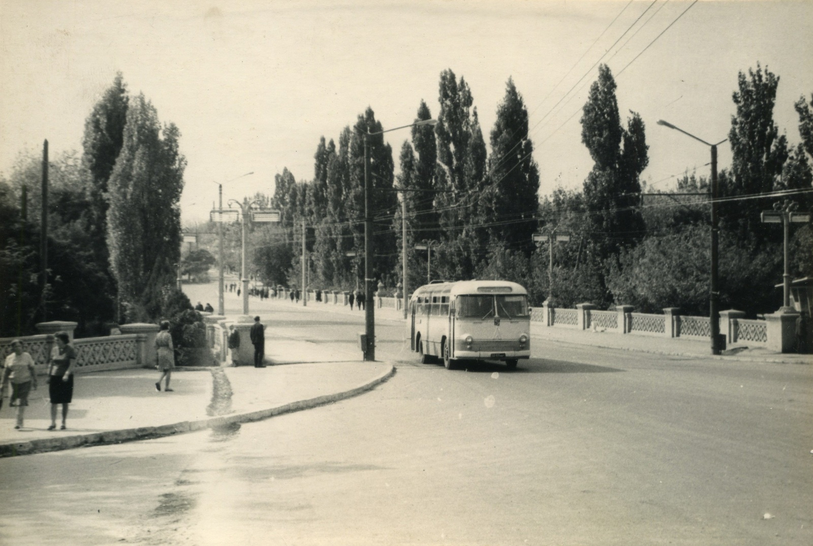 Вид с площади в сторону 6 ой школы
